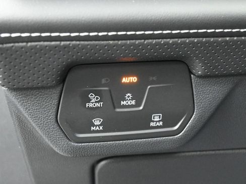 Used 2024 Volkswagen Atlas SE w/ Panoramic Sunroof Package FWD image 16