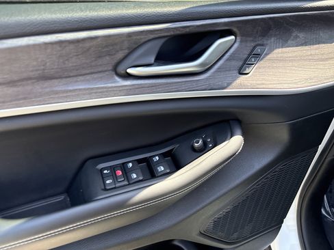 Used 2024 Jeep Grand Cherokee Limited w/ Black Appearance Package image 15