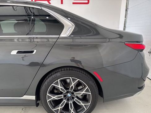 Used 2024 BMW i7 xDrive60 w/ Premium Package image 9