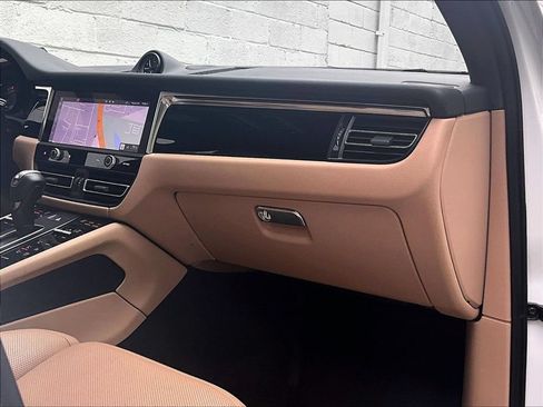 Certified 2024 Porsche Macan AWD/4WD image 19