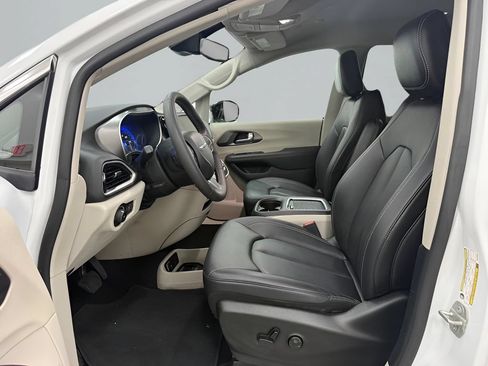 Used 2024 Chrysler Pacifica Touring-L FWD image 11