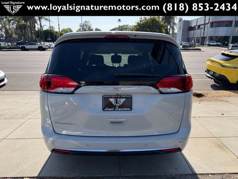 Used 2017 Chrysler Pacifica Touring-L w/ Tire & Wheel Group FWD image 6