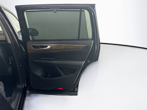 Used 2025 Volkswagen Atlas SE AWD/4WD image 32