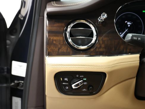 Used 2021 Bentley Bentayga AWD/4WD image 24