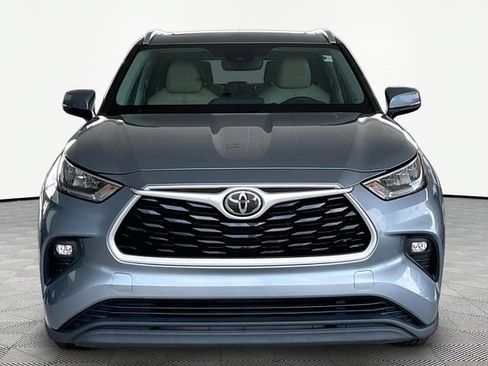 Used 2020 Toyota Highlander XLE FWD image 2