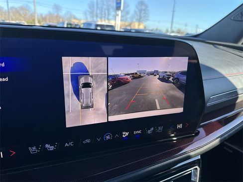 Used 2025 Chevrolet Traverse RS image 17