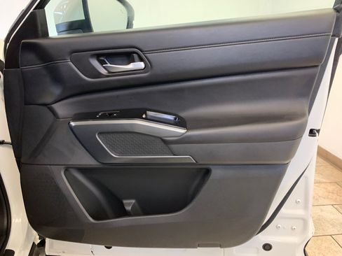 Used 2024 Nissan Pathfinder SL AWD/4WD image 50