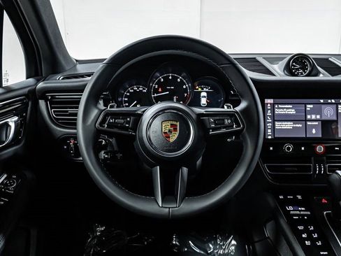 Certified 2025 Porsche Macan image 14