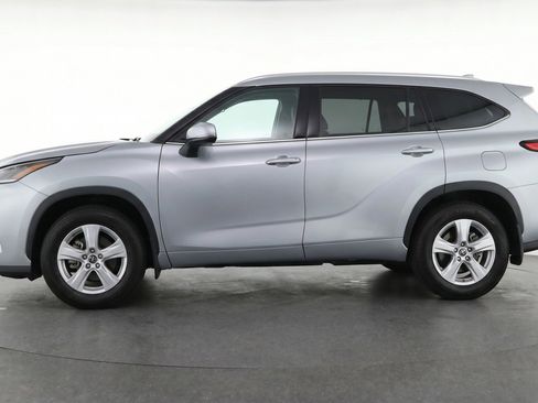 Used 2025 Toyota Highlander LE FWD image 3