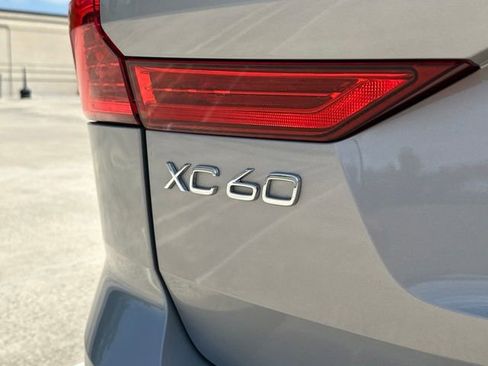 Certified 2022 Volvo XC60 B6 Inscription w/ Advanced Package AWD/4WD image 38