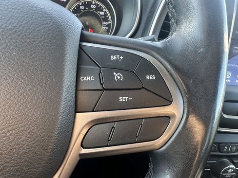 Used 2021 Jeep Cherokee Latitude Lux w/ Comfort/Convenience Group AWD/4WD image 16