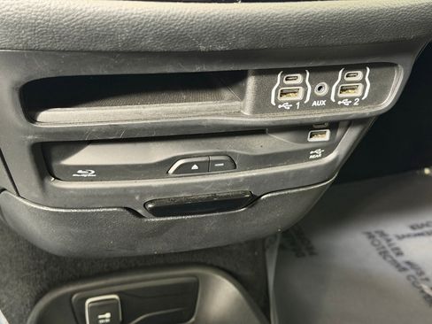 Used 2024 Chrysler Pacifica Touring-L w/ Uconnect Theater Family Group image 27