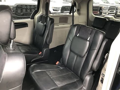 Used 2014 Chrysler Town & Country Limited w/ Luxury Group image 23