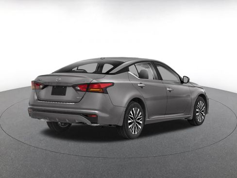 Used 2024 Nissan Altima 2.5 SV FWD image 2