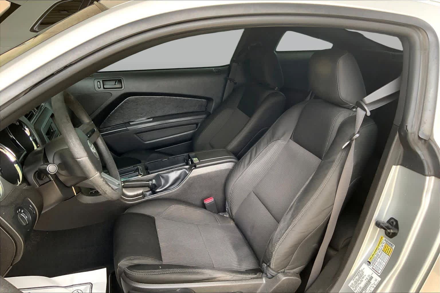 Used 2010 Ford Mustang Premium RWD image 6
