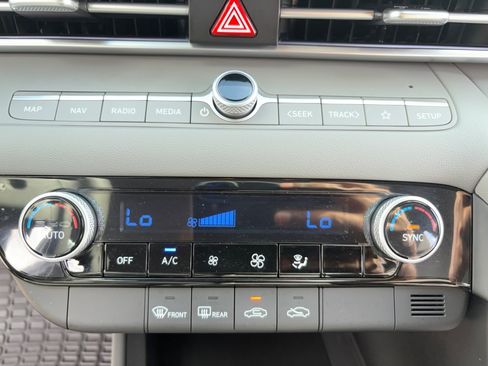 Used 2024 Hyundai Elantra SEL FWD image 18