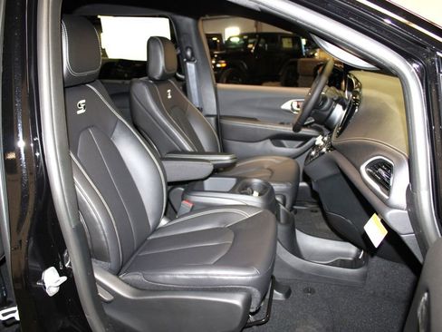 New 2026 Chrysler Pacifica Select w/ S Appearance Package image 26