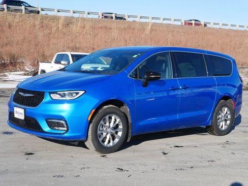 New 2026 Chrysler Pacifica Limited w/ Trailer Tow Group image 3