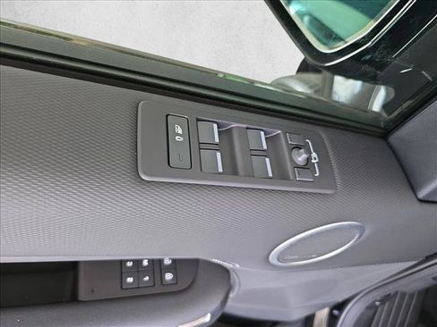 Used 2025 Land Rover Discovery Dynamic SE AWD/4WD image 27