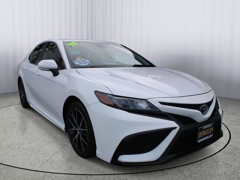 Used 2022 Toyota Camry SE image 1