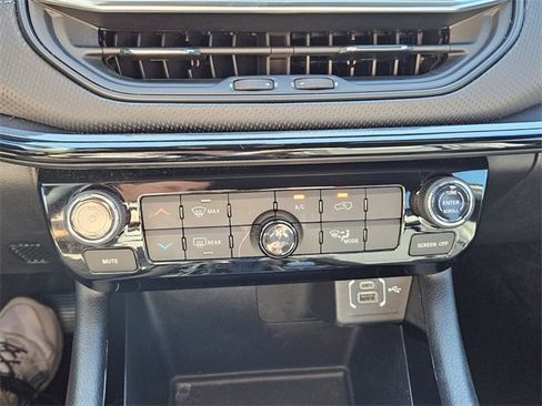 Used 2025 Jeep Compass Latitude w/ Altitude Special Edition image 19