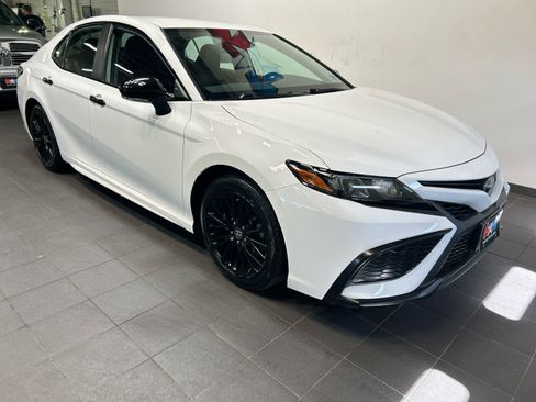 Used 2022 Toyota Camry SE w/ Convenience Package FWD image 2