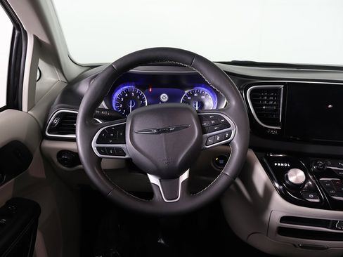 Used 2024 Chrysler Pacifica Touring-L image 40