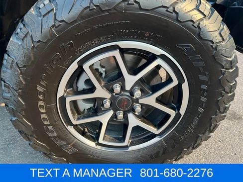 Used 2025 Jeep Wrangler Unlimited Rubicon w/ Convenience Group AWD/4WD image 12