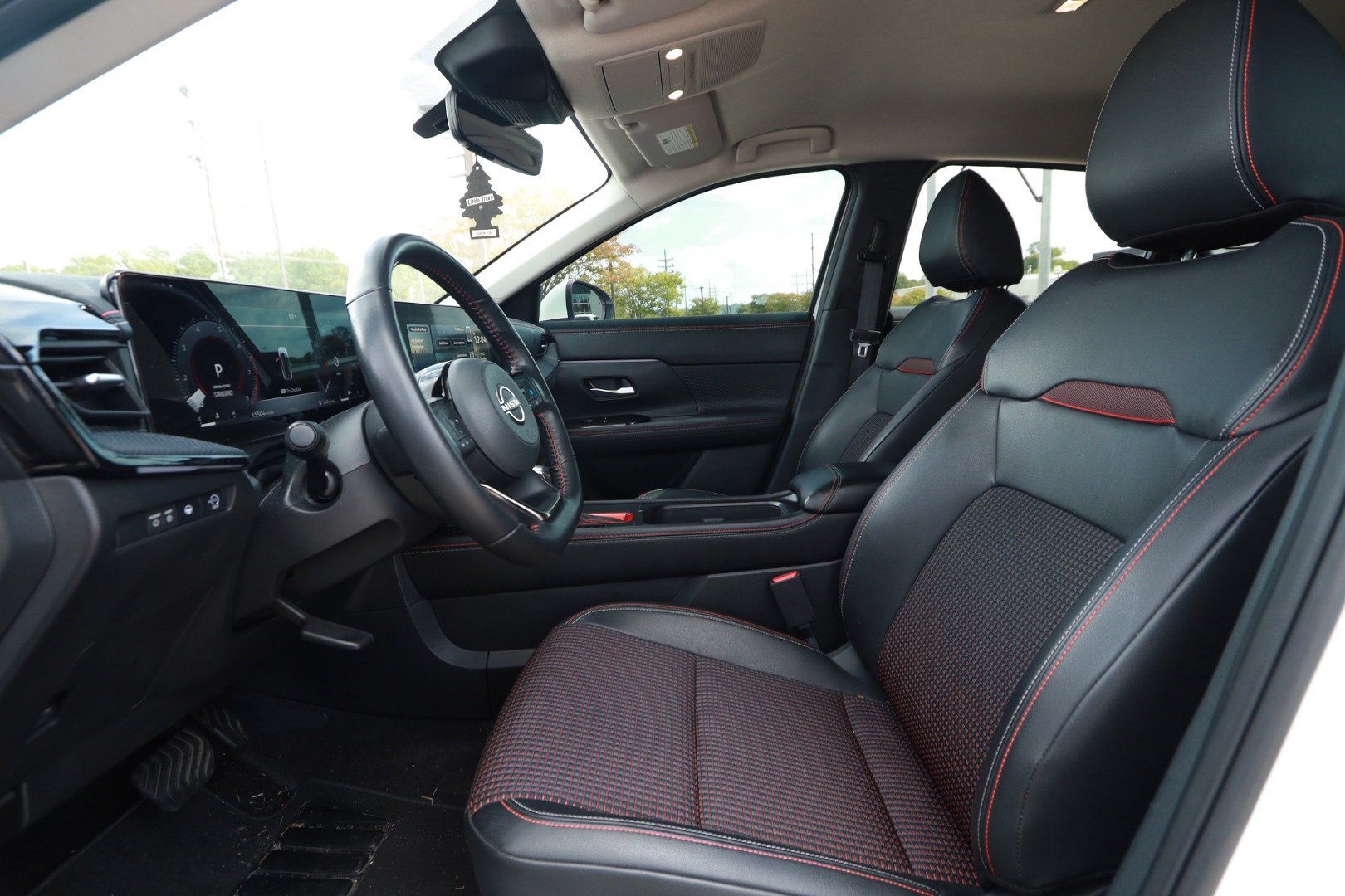 Used 2025 Nissan Kicks SR w/ Interior Electronics Package FWD image 18