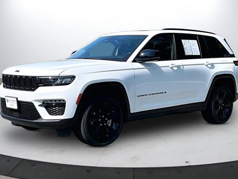 Used 2023 Jeep Grand Cherokee Limited w/ Black Appearance Package AWD/4WD image 4