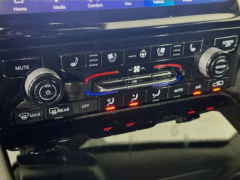 Used 2023 Jeep Grand Cherokee Limited w/ Luxury Tech Group II image 24