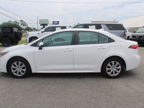 Used 2022 Toyota Corolla LE FWD image 2