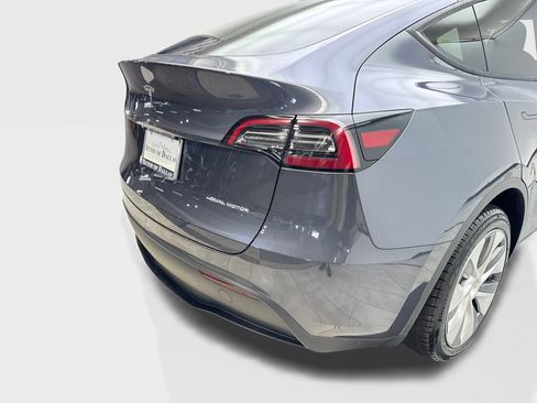 Used 2023 Tesla Model Y Long Range AWD/4WD image 18