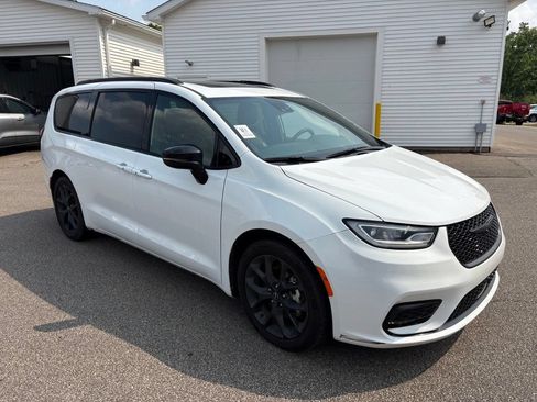 Used 2025 Chrysler Pacifica Limited FWD image 6