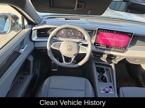 Used 2025 Volkswagen Tiguan SE R-Line image 4