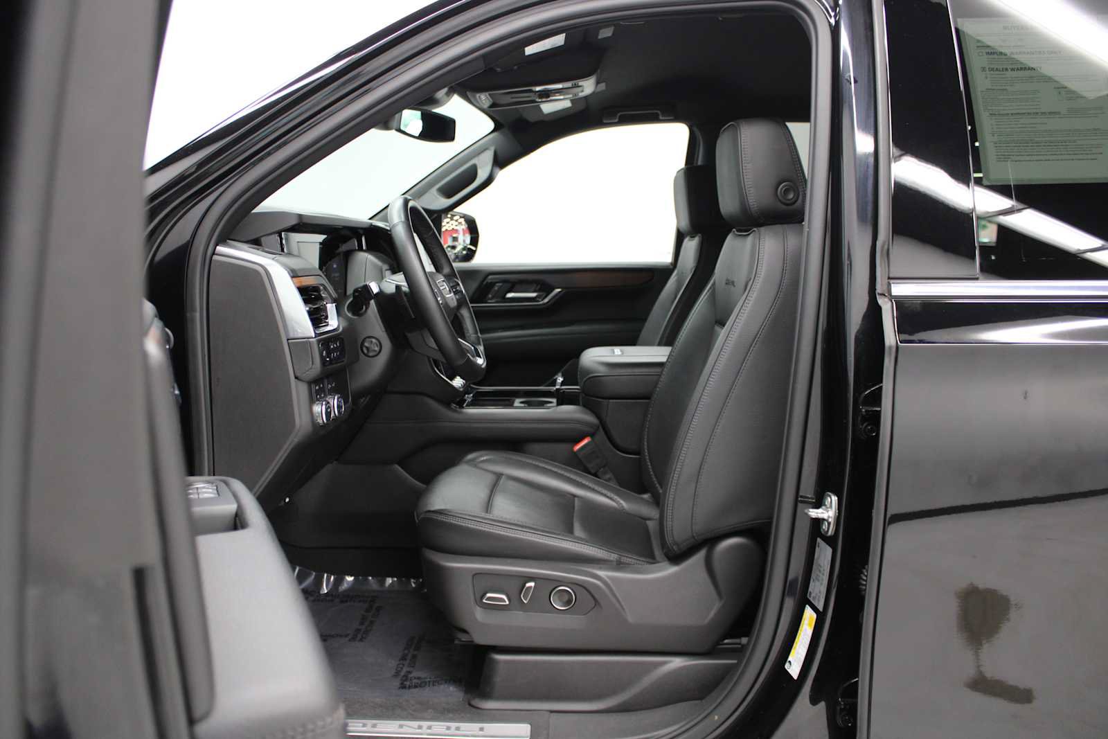 Used 2025 GMC Yukon XL Denali AWD/4WD image 7