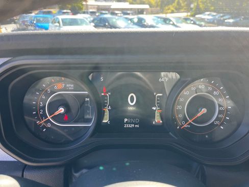 Used 2025 Jeep Wrangler Sahara image 36