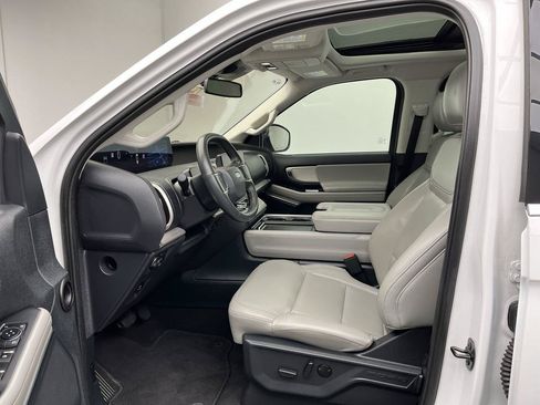 Used 2025 Ford Expedition Active AWD/4WD image 3