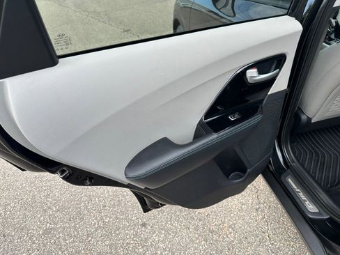 Used 2018 Kia Niro Touring FWD image 17