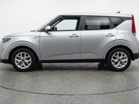 Used 2025 Kia Soul LX w/ LX Technology Package FWD image 5