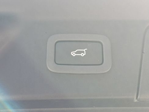 Used 2018 Land Rover Range Rover Velar R-Dynamic SE AWD/4WD image 15