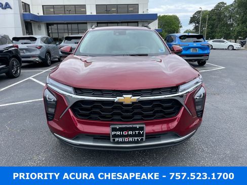 Used 2025 Chevrolet Trax LT FWD image 8