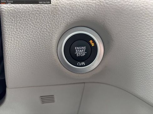 Used 2023 Chrysler Pacifica Touring-L FWD image 29