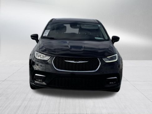 Used 2024 Chrysler Pacifica Touring-L image 2