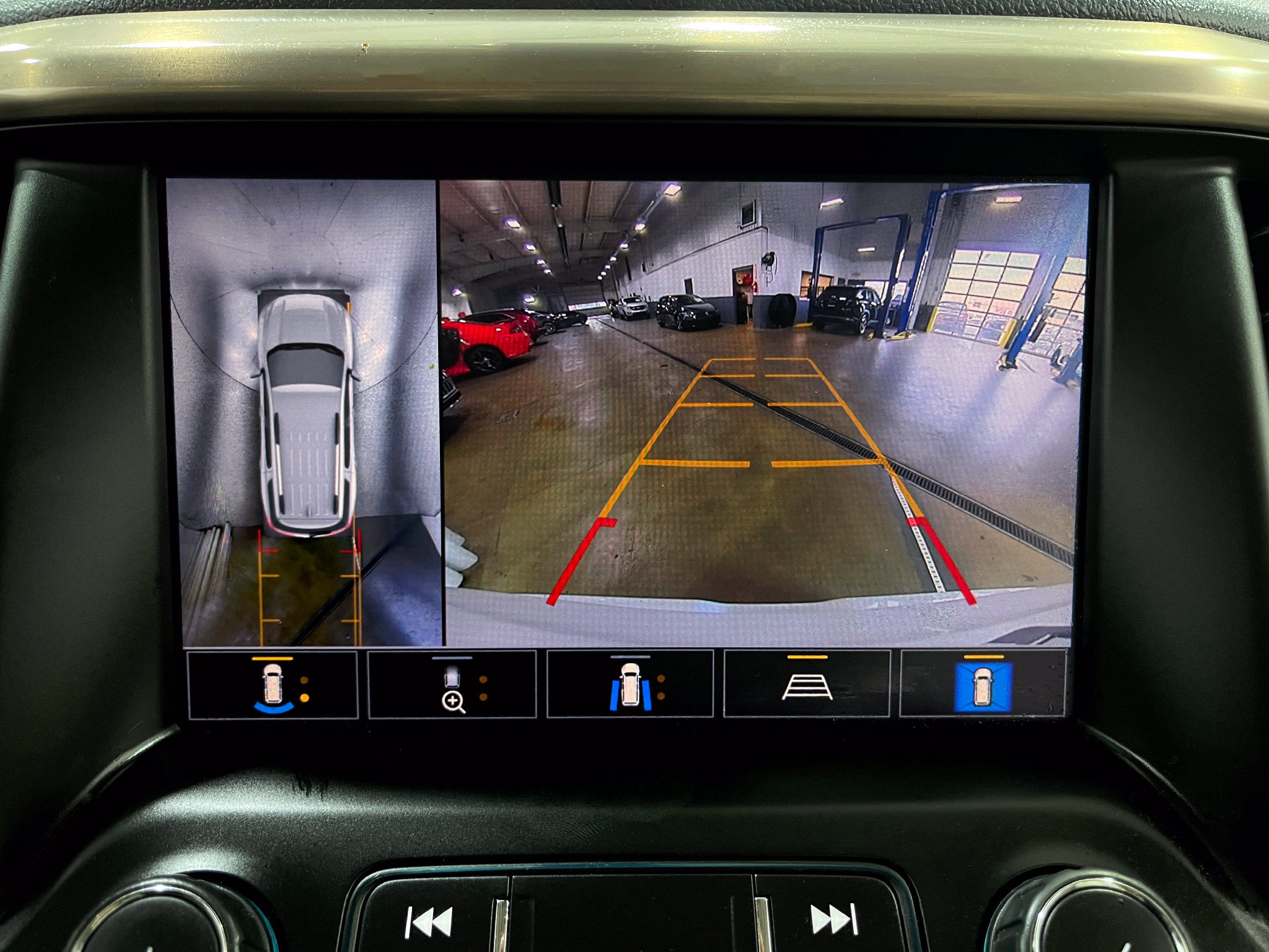 Used 2021 GMC Acadia Denali w/ Denali Technology Package FWD image 11