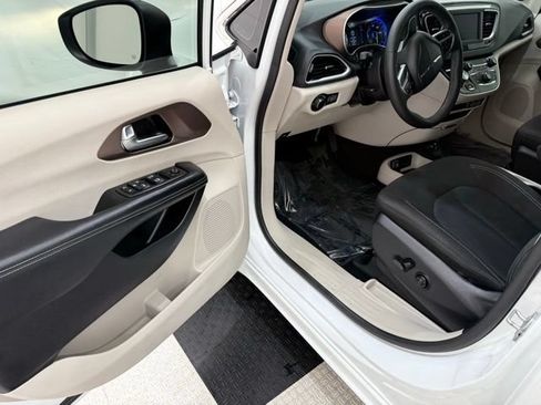 Used 2023 Chrysler Voyager LX FWD image 32