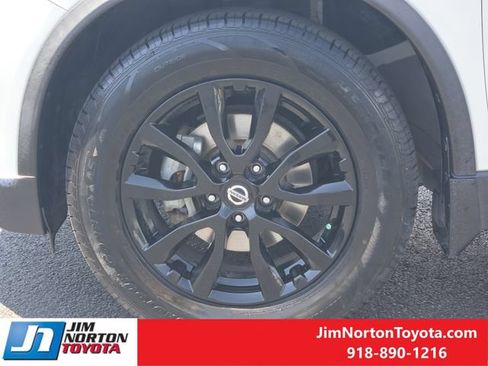 Used 2018 Nissan Rogue SV w/ Premium Package FWD image 14