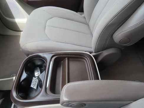 Used 2021 Chrysler Pacifica Touring AWD/4WD image 36