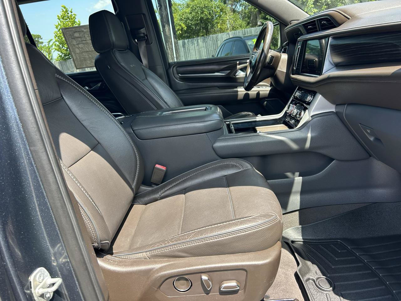 Used 2021 GMC Yukon Denali w/ Denali Premium Package RWD image 9