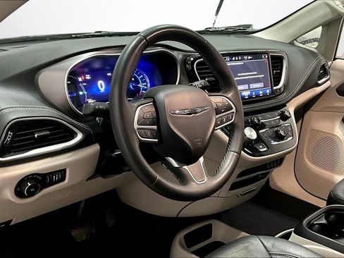 Used 2022 Chrysler Pacifica Touring-L image 16